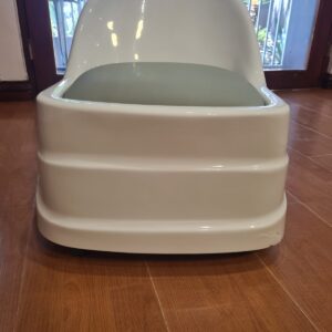 Alternative view of Pedi stool - DEMO (slight crack)